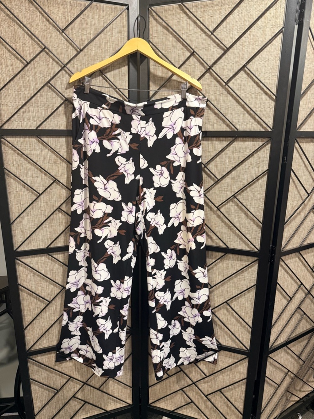 WHBM Black Pull-On Floral Lightweight Wide-Leg Pants w/ Pockets - L